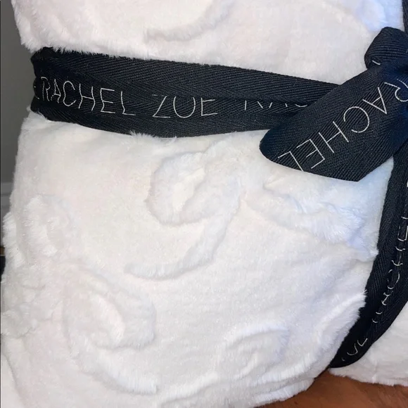 🎀Rachel Zoe Cream Plush Luxurious Faux Fur Pillow Duo with Bow Pattern 🎀 - Picture 16 of 16